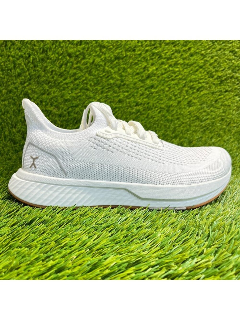 Flux Adapt Runner White Gum Womens Size 7 Running Athletic Walking Knit Shoes